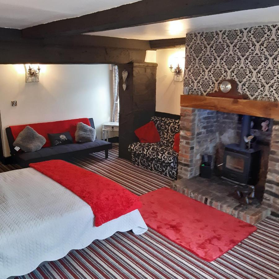 The Saracens Head Old Lounge Apartment สเกคเนส ภายนอก รูปภาพ