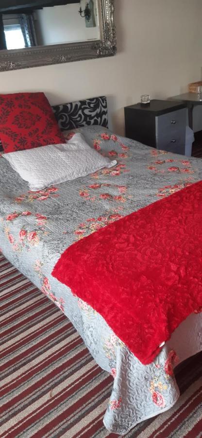 The Saracens Head Old Lounge Apartment สเกคเนส ภายนอก รูปภาพ